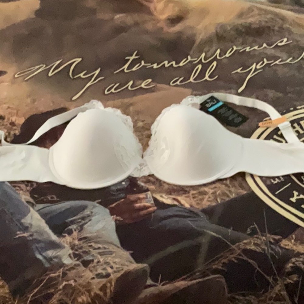 NWT Bali Smoothing Bra
